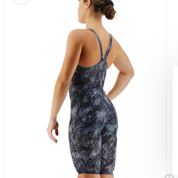 NWT: TYR Women's Avictor 2.0 Swimsuit in Black and Gray, Open Back - Picture 5 of 9